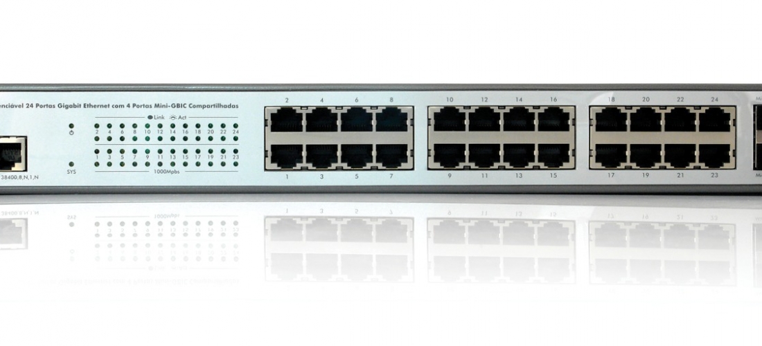 SG 2404 PoE Switch Gerenciável 24 portas PoE Gigabit Ethernet com 4 Mini-GBIC compartilhadas